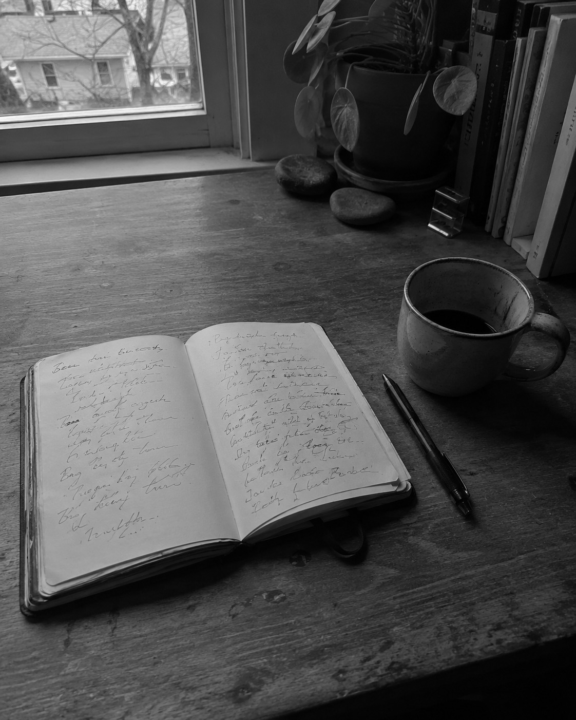 Notitieboek en koffie - stilstaan bij de fundering